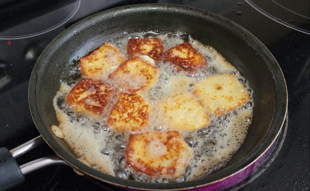 Tajadas con Queso is made with fried white rice, known as Queso Frito.